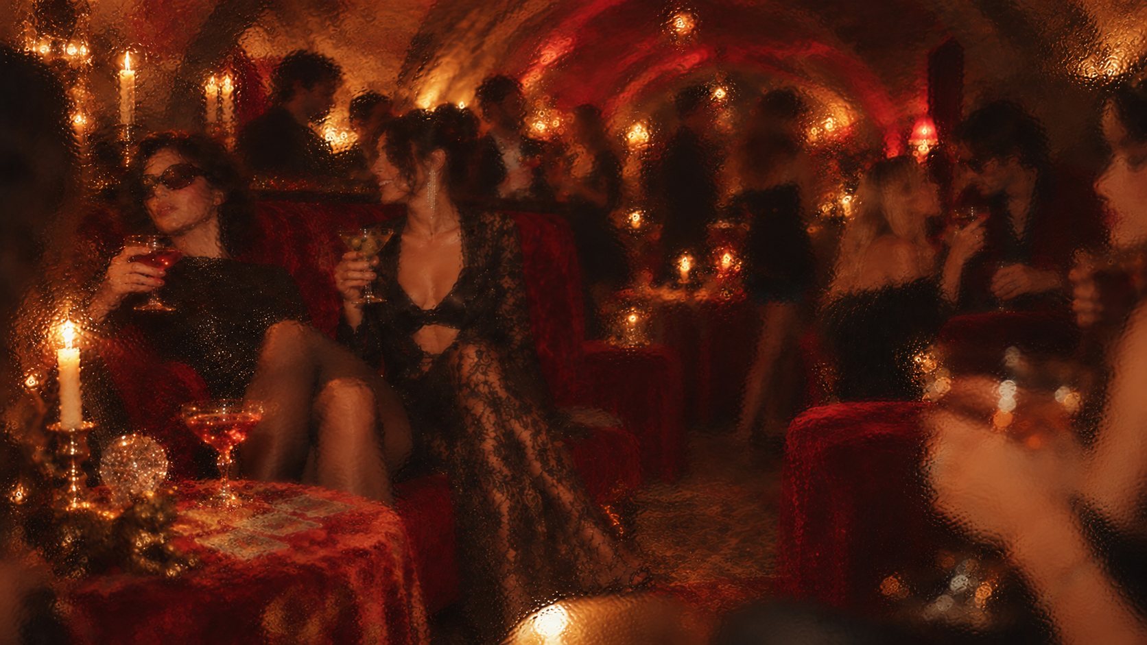 Deux invitées sur une banquette de velours, coupes à la main